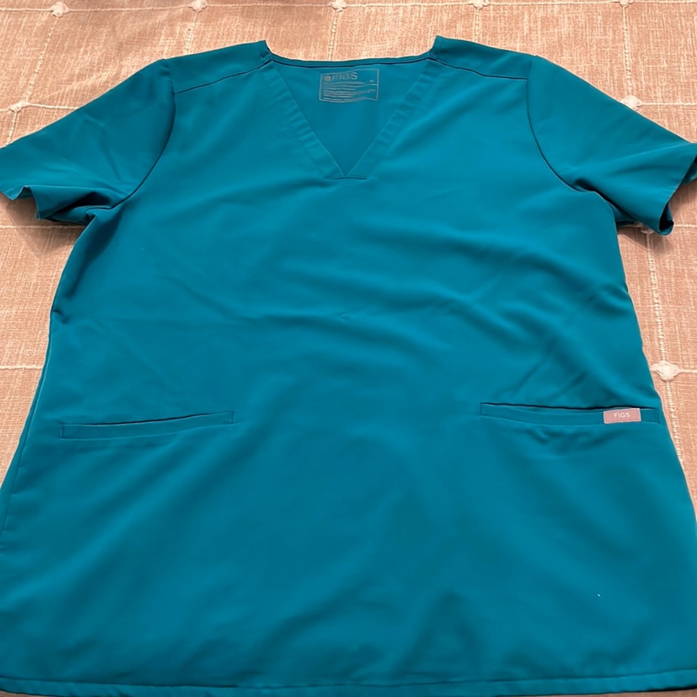 Figs three pocket top.